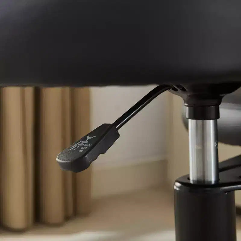 Chaise de bureau à jambes croisées avec hauteur réglable et tabouret à roulettes