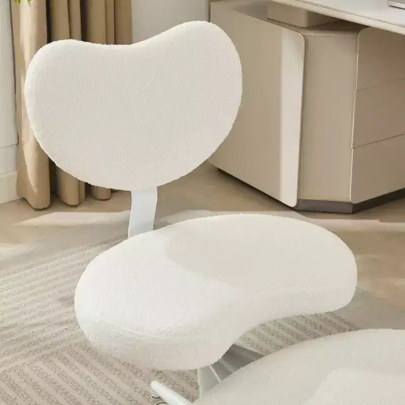 Chaise de bureau à jambes croisées avec hauteur réglable et tabouret à roulettes