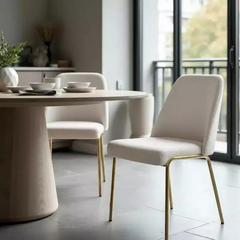 Chaise de salle à manger moderne capitonnée avec pieds en acier doré
