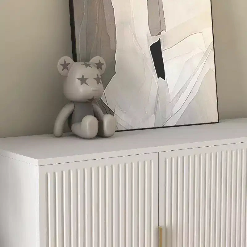 Buffet de rangement moderne avec portes cannelées et étagères réglables