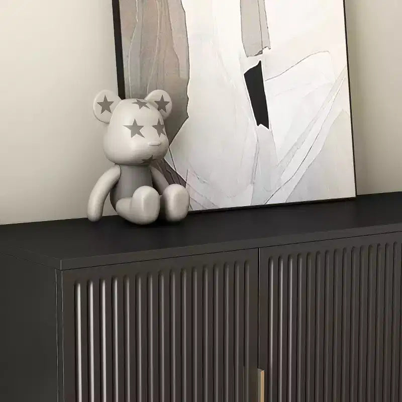 Buffet de rangement moderne avec portes cannelées et étagères réglables