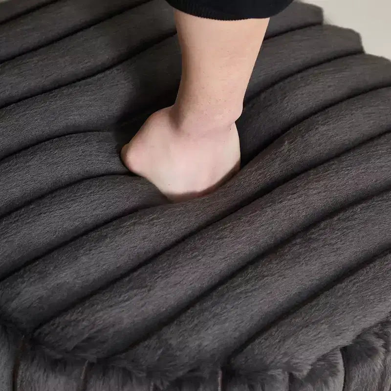 Pouf ottoman moelleux avec pieds en métal - Repose-pieds en fausse fourrure pour salon, large tabouret d'appoint rond, capacité de 125 kg