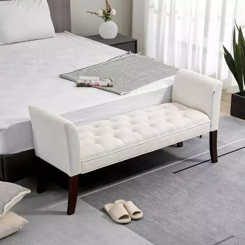 Banc de bout de lit capitonné avec accoudoirs et pieds en bois massif