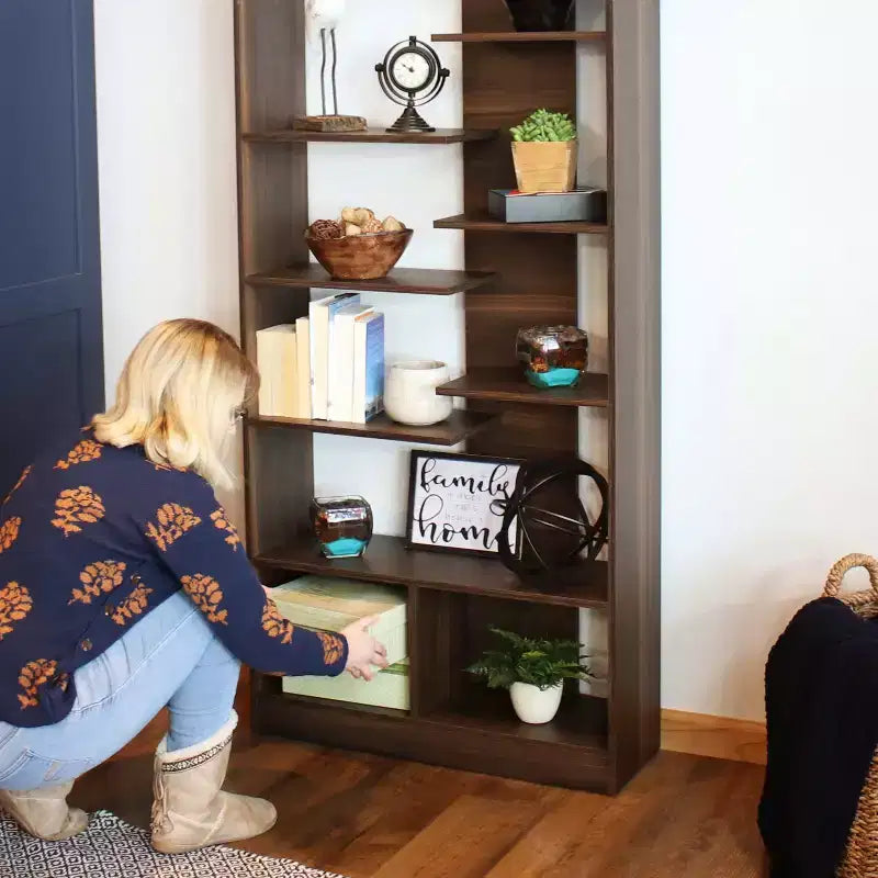 Étagère ouverte à 9 niveaux avec tablettes décalées – Brun café