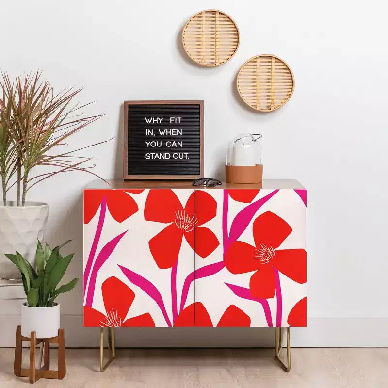 Crédence à motif floral rouge et rose