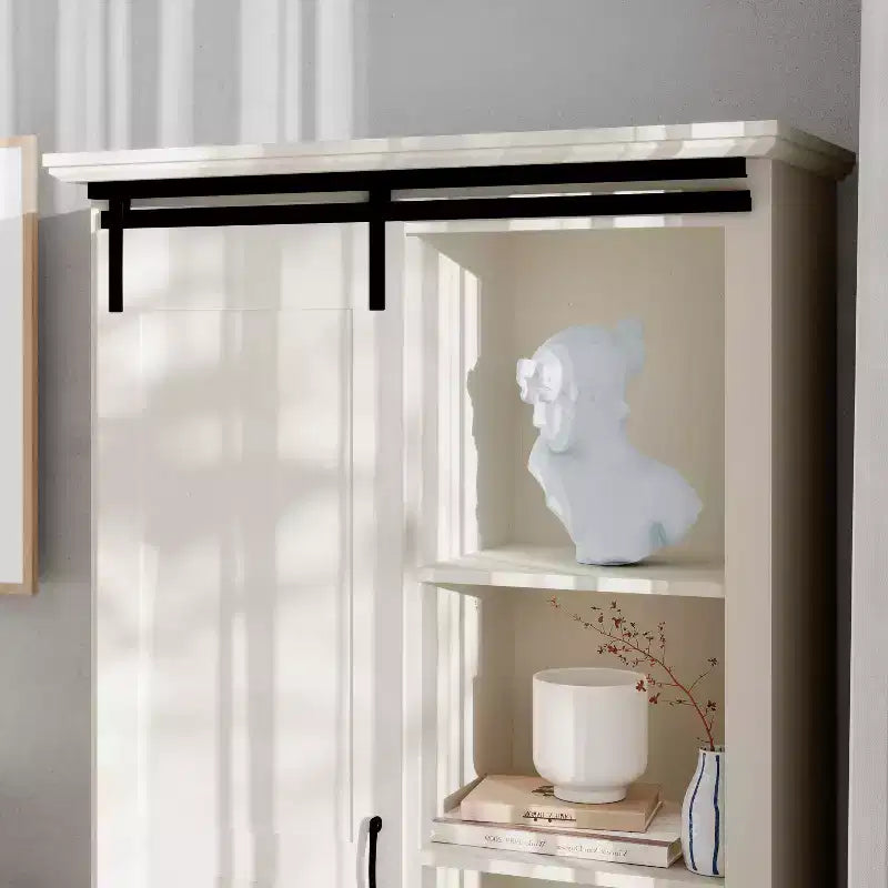 Meuble de rangement de style ferme avec porte coulissante, hauteur réglable et étagères fixes